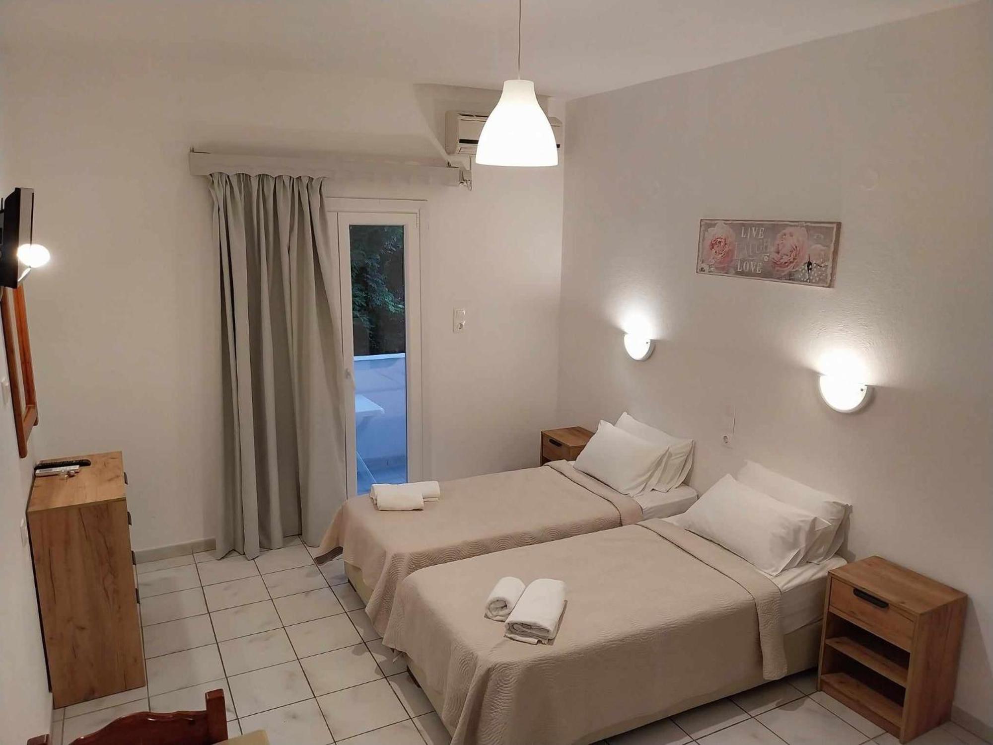 Gorgona Apartments & Studios Ipsos Esterno foto